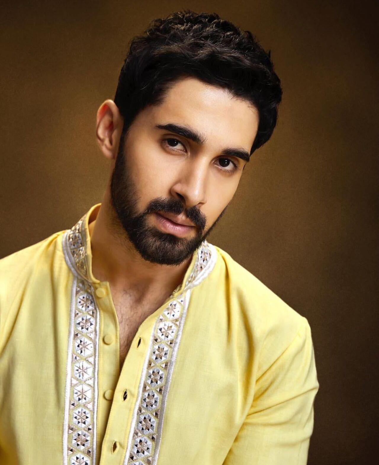 Lakshya Lalwani looks striking in a lemon-yellow linen full-sleeved kurta with a stunning silver-laced and metal-worked border on the sleeves and chest. He pairs it with white pyjamas and brown juttis. 